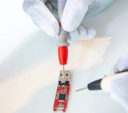 Daten eines überhitzten USB-Sticks sollten in Profi-Labor gerettet werden (Foto: RecoveryLab)