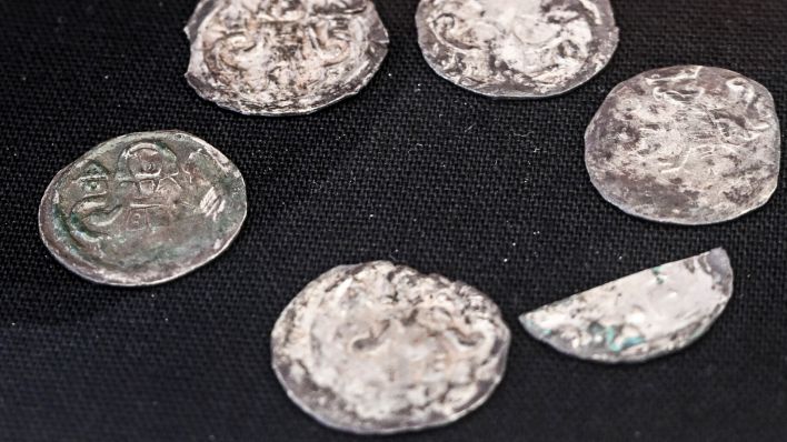 Mittelalterliche Denare aus dem 13. Jahrhundert gehören zu den Funden, die bei archäologischen Grabungen am Molkenmarkt während Bauarbeiten gefunden wurden.