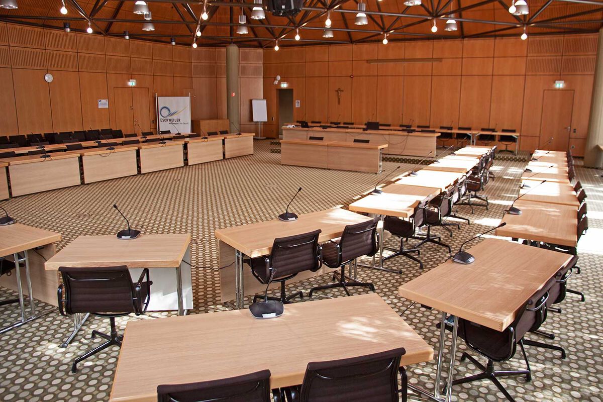 Im Eschweiler Rathaus wird über mehr Sicherheit im Straßenverkehr diskutiert: Der CDU-Antrag zur Tempo-30-Zone auf der L11 soll bald beraten werden. Foto: Eschweiler Filmpost - 