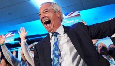 Nigel Farage mit breitem Lachen auf einer Veranstaltung