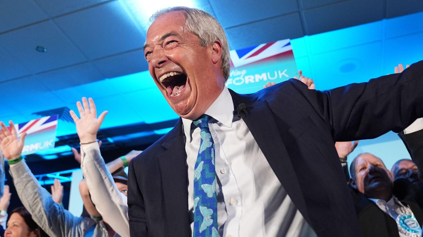 Nigel Farage mit breitem Lachen auf einer Veranstaltung
