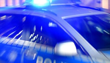 Symbolbild: Polizeieinsatz mit Blaulicht (Bild: dpa/ Carsten Rehder)