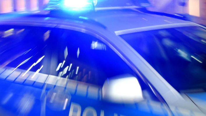 Symbolbild: Polizeieinsatz mit Blaulicht (Bild: dpa/ Carsten Rehder)