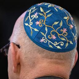 Symbolbild: Ein Mann mit Kippa auf dem Kopf sitzt am 08.11.2019 während der Gedenkveranstaltung der Jüdischen Gemeinde zu Berlin zum 81. Jahrestag der Progromnacht (09.11.1938) im Saal. (Quelle: dpa-Zentralbild/Soeren Stache)