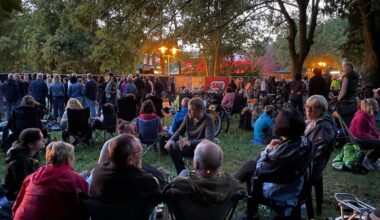 Genießen auch ohne Ticket das Konzert von Bryan Adams auf der Peißnitz: Tausende Zaungäste erleben Livemusik entspannt im Sitzen.