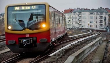 Ein Zug der Berliner S-Bahn fährt am 08.12.2015 über die S-Bahn-Trasse zwischen Gesundbrunnen und Bornholmer Straße in Berlin. Der Senat will am Dienstag den künftigen Betreiber des S-Bahn-Ringes verkünden. Der Ring mit der Zubringerstrecke aus Südosten war 2012 nach dem Berliner S-Bahn-Chaos ausgeschrieben worden. Foto: Gregor Fischer/dpa