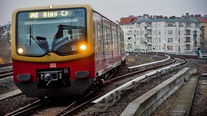 Ein Zug der Berliner S-Bahn fährt am 08.12.2015 über die S-Bahn-Trasse zwischen Gesundbrunnen und Bornholmer Straße in Berlin. Der Senat will am Dienstag den künftigen Betreiber des S-Bahn-Ringes verkünden. Der Ring mit der Zubringerstrecke aus Südosten war 2012 nach dem Berliner S-Bahn-Chaos ausgeschrieben worden. Foto: Gregor Fischer/dpa