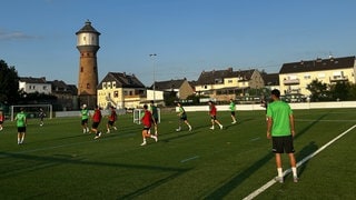 Auf dem Kunstrasenplatz des Stadions am Wasserturm in Neuwied-Engers trainieren die Spieler des FV Engers für das DFB-Pokalspiel gegen Eintracht Frankfurt.