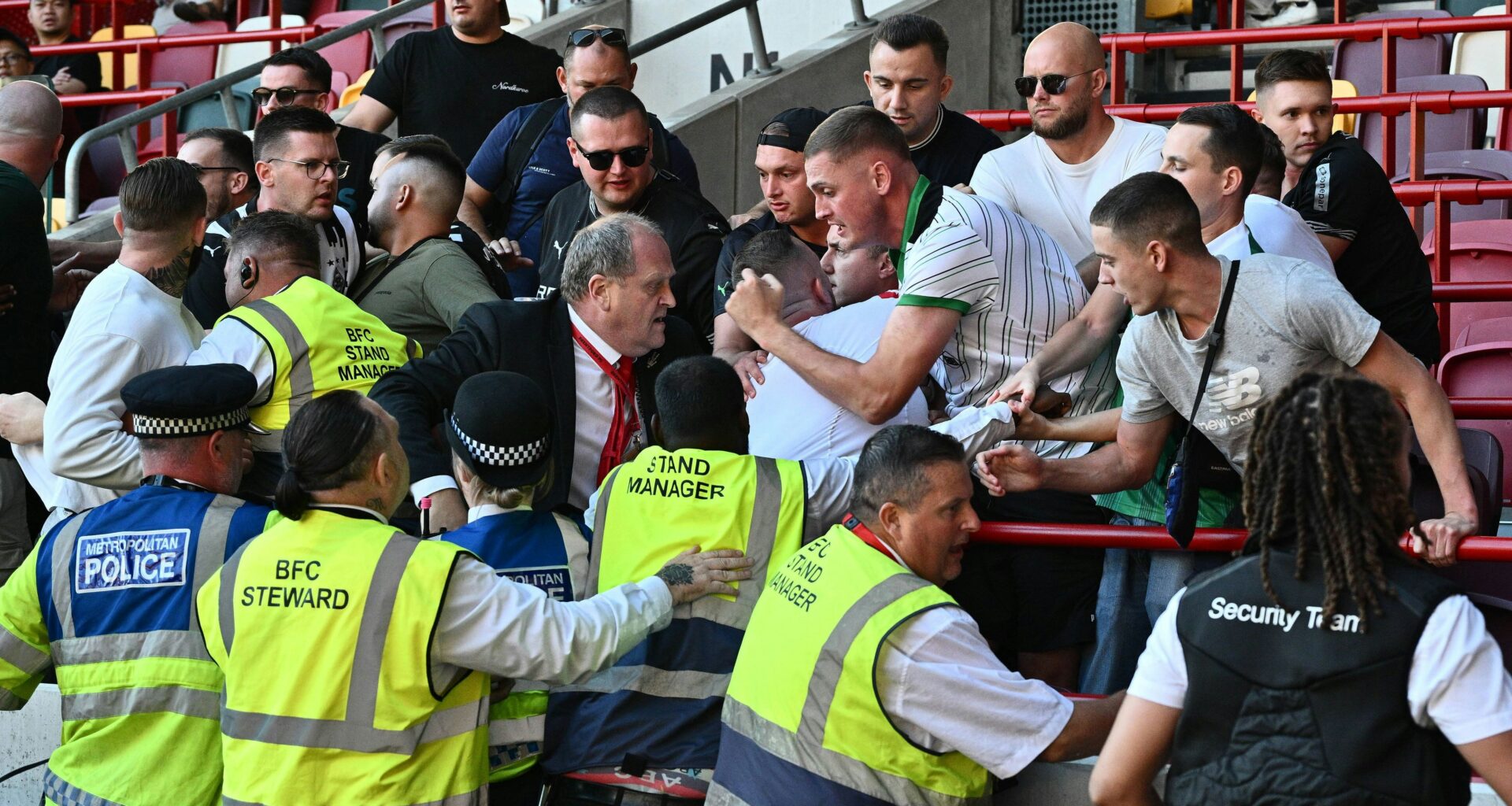 Gladbach-Fan abgeführt – Rave stört Testspiel gegen Brentford