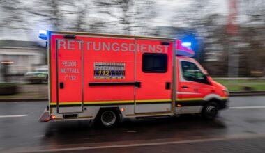 Düsseldorf: Krankenwagen kollidiert mit Auto - vier Verletzte