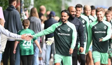 Trainingsauftakt Werder Bremen: 07.07.2025, Bremen: Fußball: Bundesliga, Trainingsauftakt von Werder Bremen, Werders Leonardo Bittencourt begrüßt auf dem Weg zum ersten Training die Fans. Foto: Carmen Jaspersen/dpa - WICHTIGER HINWEIS: Gemäß den Vorgaben der DFL Deutsche Fußball Liga bzw. des DFB Deutscher Fußball-Bund ist es untersagt, in dem Stadion und/oder vom Spiel angefertigte Fotoaufnahmen in Form von Sequenzbildern und/oder videoähnlichen Fotostrecken zu verwerten bzw. verwerten zu lassen. +++ dpa-Bildfunk +++