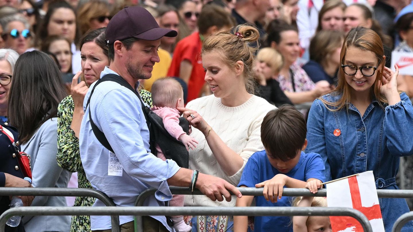 Prinzessin Beatrice wird von Ehemann Edo und den Kids gefeiert
