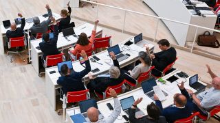 Archivbild: Die Fraktion vom BSW stimmt über den Doppelhaushalt für 2025/2026 ab am 20.06.2025. (Quelle: picture alliance/dpa/Jens Kalaene)