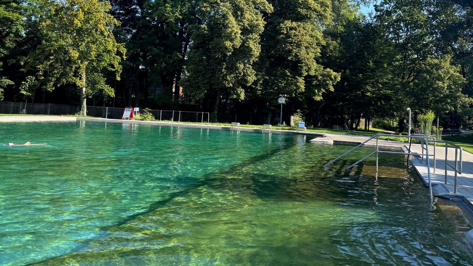 Ohne chemische Zusätze wird das kristallklare Wasser gereinigt und verleiht ihm so seine natürliche Farbe.