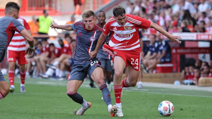 Unions Robert Skov im Zweikampf mit Joao Lourreiro da Costa von Olympiakos Piräus (imago images/Contrast)
