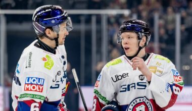 Eisbären-Spieler Kai Wissmann und Jonas Müller im Gespräch auf dem Eis (Bild: Imago Images/Eibner)