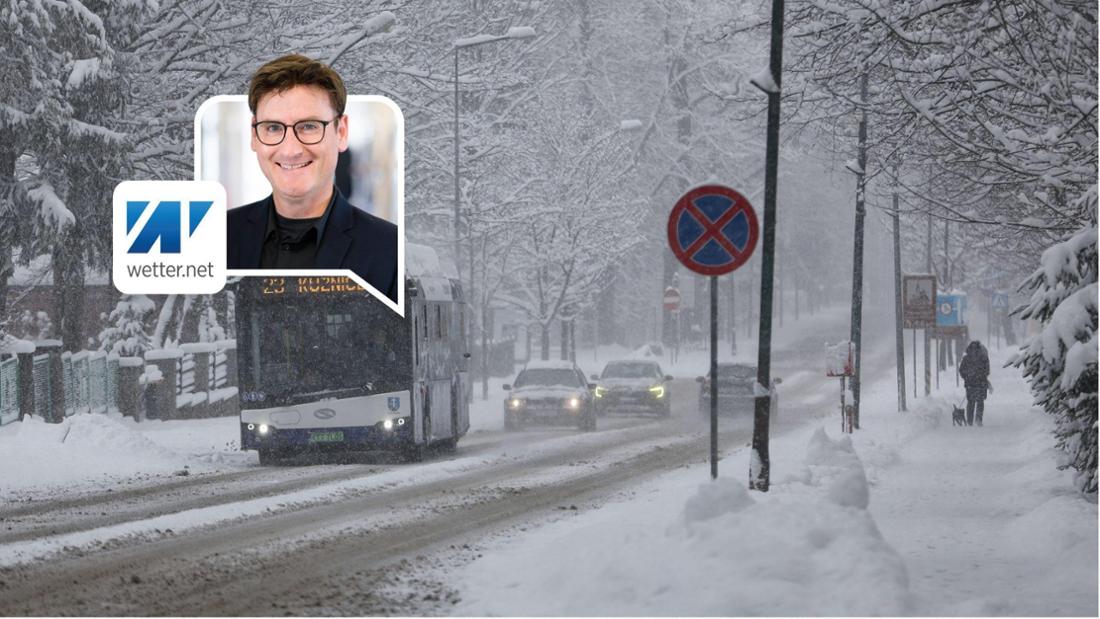 Ein Buss und Pkw fahren bei dichtem Schneefall über eine verschneite Straße. 