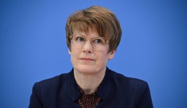 Sozialversicherung: Wirtschaftsweise sagt Kürzungen bei Sozialversicherungen voraus