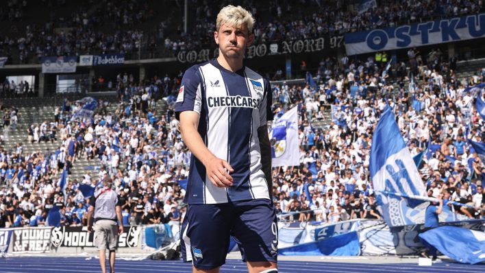 Dawid Kownacki vor der Fankurve von Hertha BSC (Foto: IMAGO / Contrast)