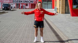 Union-Kapitänin Lisa Heiseler steht am Stadion An der Alten Försterei. (Foto: IMAGO / Matthias Koch)