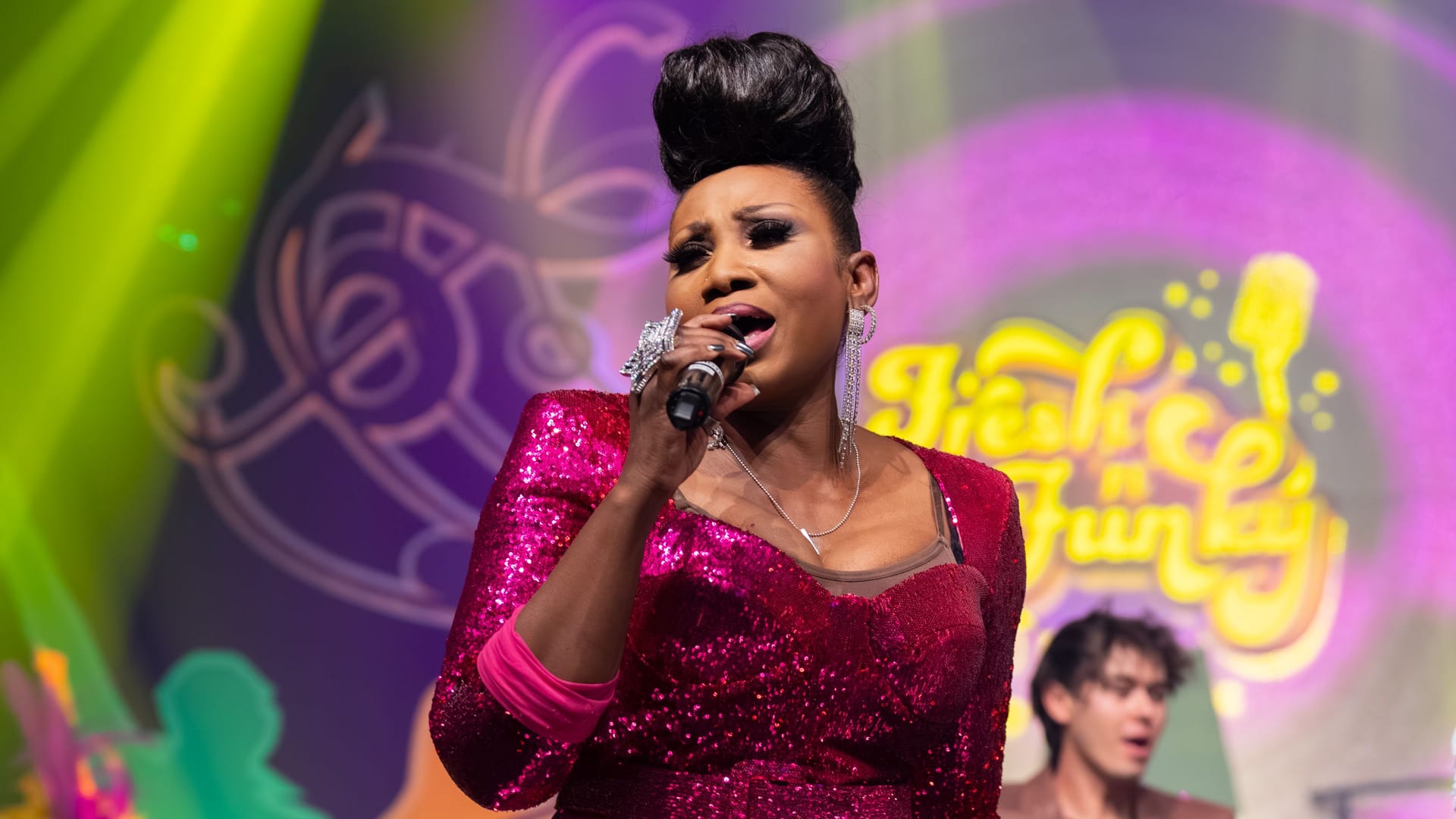 Dorothea Lorene am Mikrofon: Mit ihrer Stimme überzeugt sich das Publikum bei der neuen Show im Düsseldorfer Apollo.