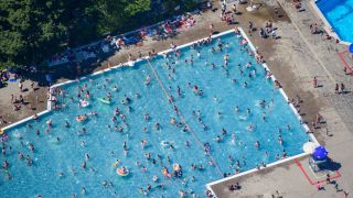 Archivbild: Kinder und Erwachsene baden und sonnen sich im Sommerbad Mariendorf. (Quelle: dpa/Fischer)