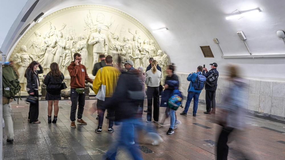 Russischer Nationalismus: Weiße Weste: In der Moskauer Metro-Station Taganskaja sorgt das im Mai 2025 enthüllte Stalin-Relief für Aufsehen.