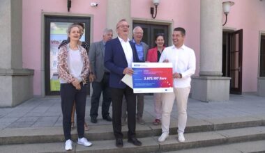 Infstrastrukturminister Detlef Tabbert (BSW), links übergibt den EU-Förderbescheid an die Stadt Seelow, hier an den Bürgermeister Robert Nitz (parteilos), rechts - Kulturhaus Seelow. (Quelle: rbb)