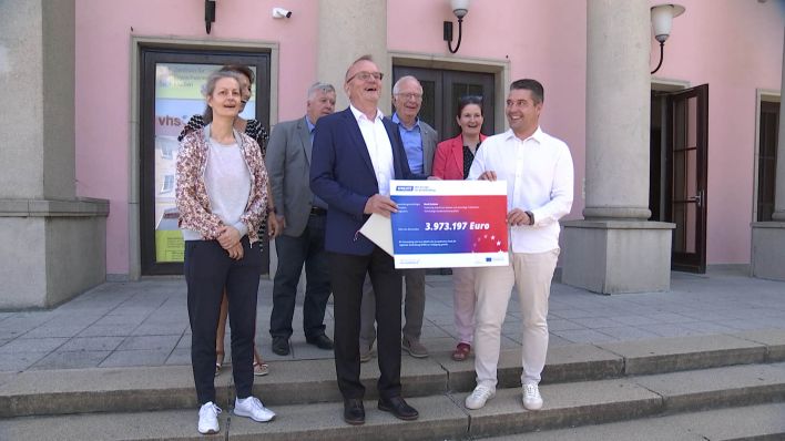 Infstrastrukturminister Detlef Tabbert (BSW), links übergibt den EU-Förderbescheid an die Stadt Seelow, hier an den Bürgermeister Robert Nitz (parteilos), rechts - Kulturhaus Seelow. (Quelle: rbb)