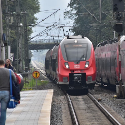 Auf der Siegstrecke der Bahn begegnen sich zwei Züge der Regionalexpress-Linie 9.
