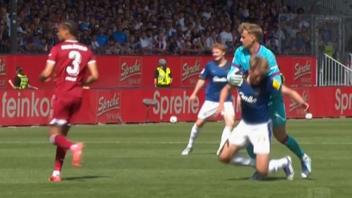 Beim Sieg in Kiel: Dämlicher Platzverweis – Bielefeld-Keeper schubst Gegenspieler völlig unnötig um - Video