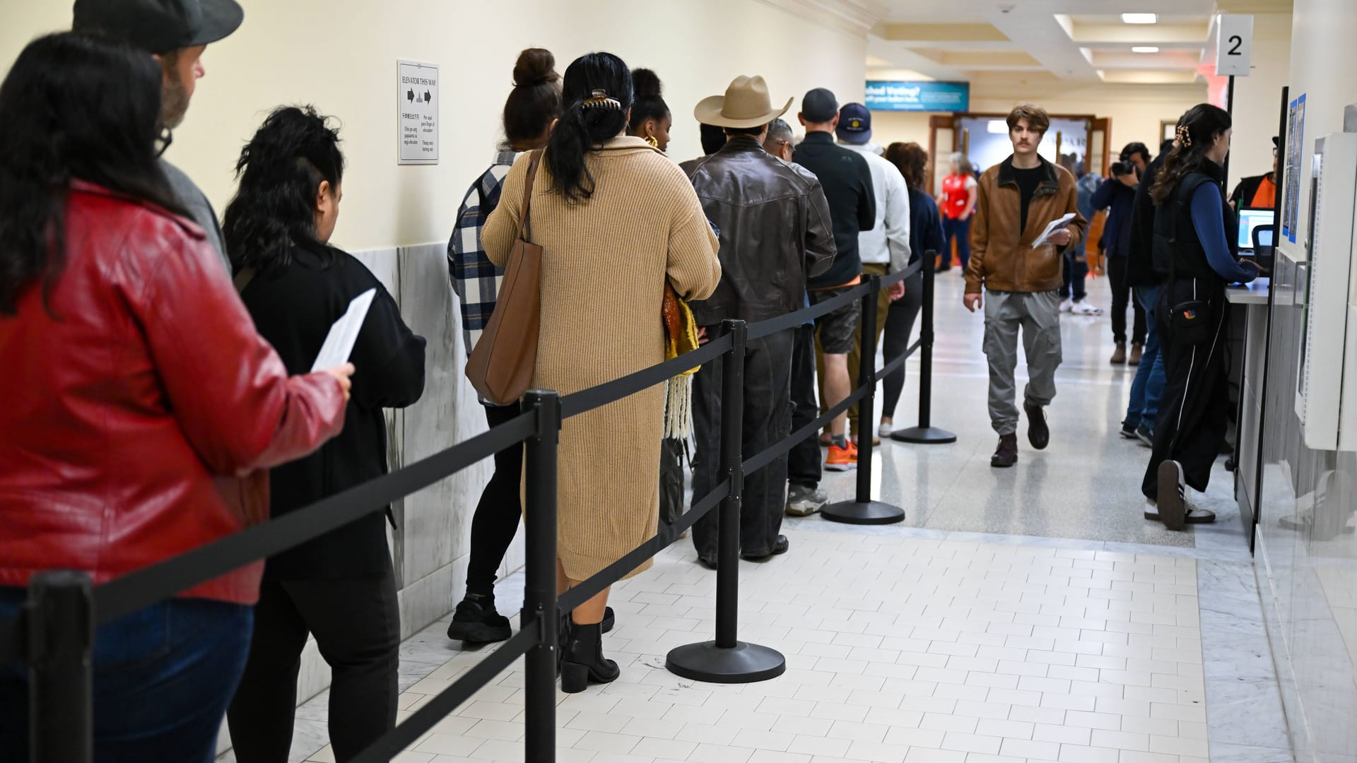 Wähler bei der vergangenen Präsidentschaftswahl in den USA: Einige Staaten wollen den Zushcnitt der Wahlbezirkne ändern. (Archivbild)