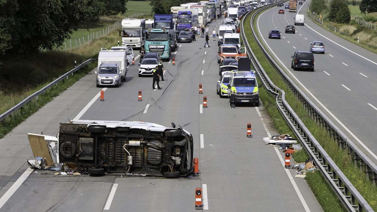 Unfall führt zu Vollsperrung und langem Stau