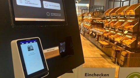 In eine Bäckerei in Waltershofen kommt man nur nachdem man eingecheckt ist. Ein Schild weist darauf hin. 