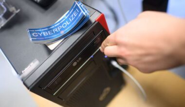 Symbolbild: Aufkleber "Cyber Polizei" liegen auf einem Computer in der Präventionsstelle Cyberkriminalität im Landeskriminalamt. (Quelle: dpa/Stratenschulte)
