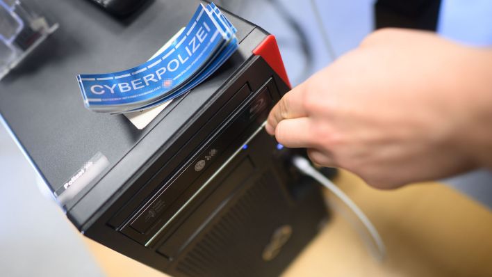 Symbolbild: Aufkleber "Cyber Polizei" liegen auf einem Computer in der Präventionsstelle Cyberkriminalität im Landeskriminalamt. (Quelle: dpa/Stratenschulte)