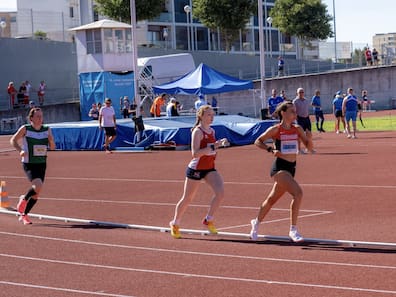 Bera Wierhake trainiert auf dem Leichtathletikplatz für die World Transplant Games 2025