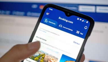Symbolbild:Auf einem Smartphone ist die App des Reiseportals Booking.com zu sehen.(Quelle:picture alliance/dpa/F.Sommer)