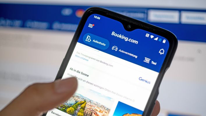 Symbolbild:Auf einem Smartphone ist die App des Reiseportals Booking.com zu sehen.(Quelle:picture alliance/dpa/F.Sommer)