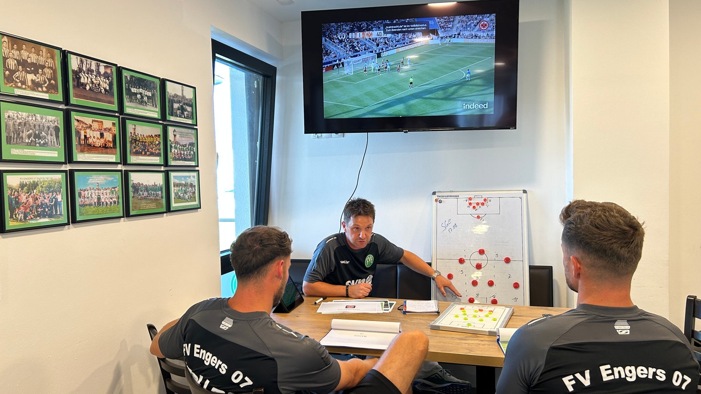 DFB-Pokal: FV Engers analysiert Eintracht Frankfurt in England - Fußball