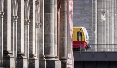 Eine S-Bahn fährt zwischen dem Bode- und dem Pergamon-Museum, Archivbild (Quelle: DPA/Soeren Stache)