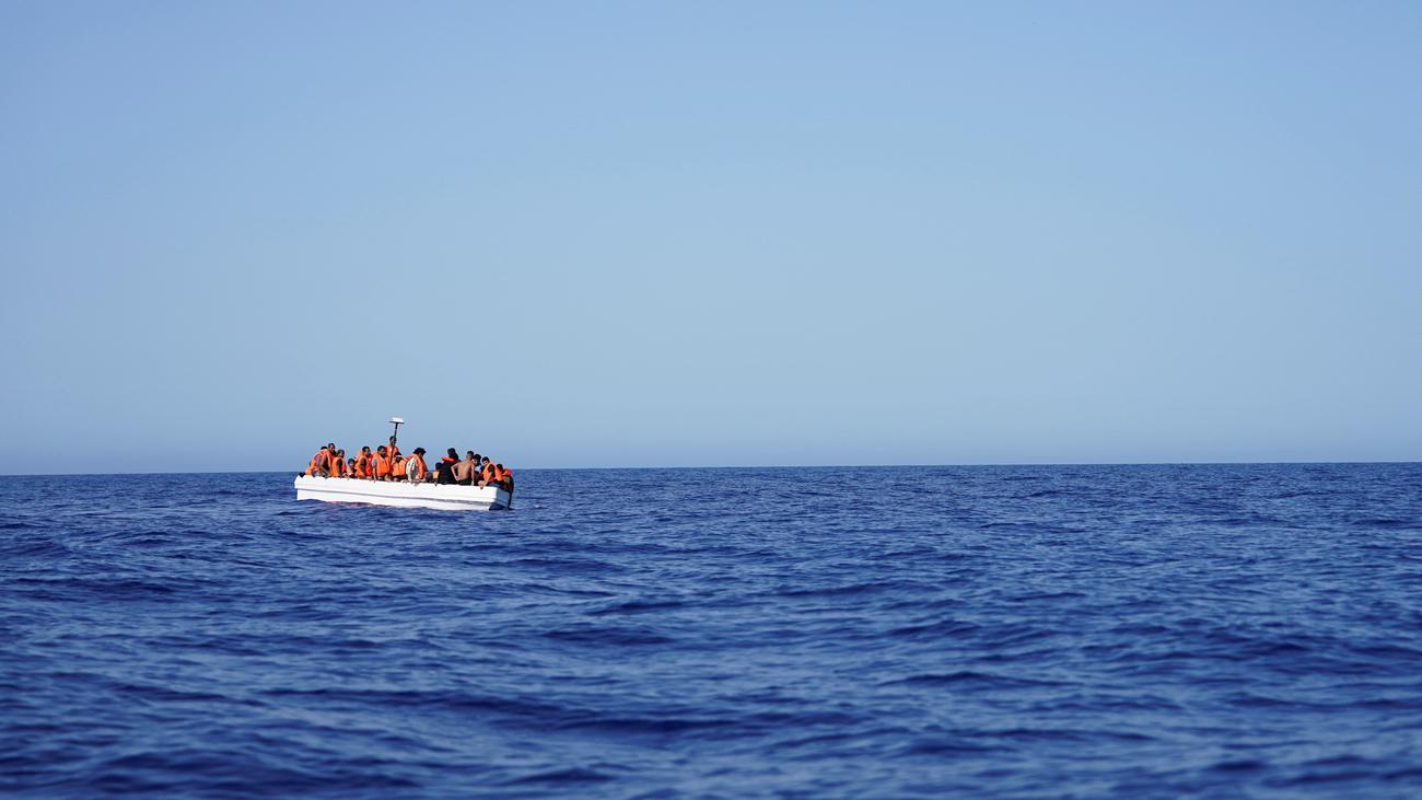 Flucht über das Mittelmeer: Boot mit fast 100 Migranten vor Lampedusa gekentert