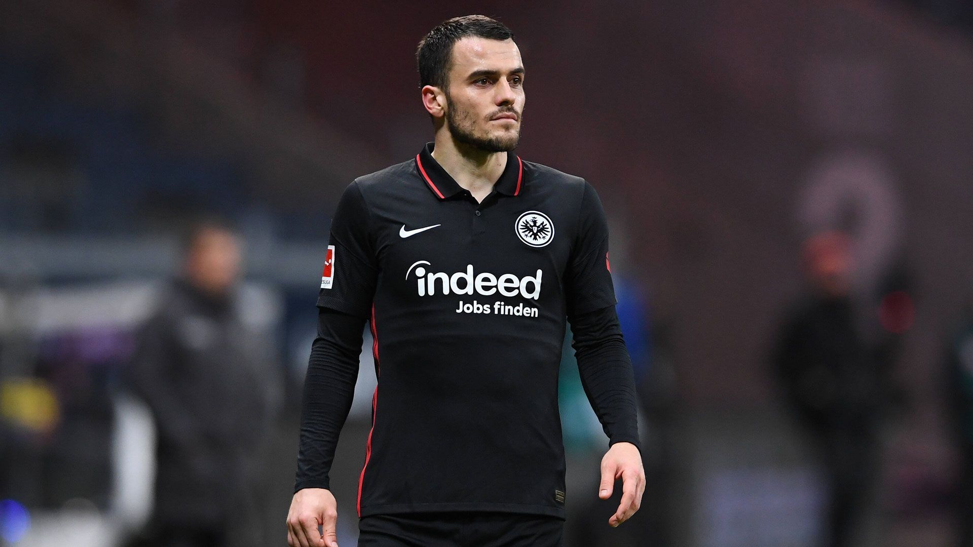 <strong>Filip Kostic </strong><br>
                Im Spätsommer 2021 wollte Filip Kostic per Streik offenbar den Wechsel zu Lazio Rom erzwingen. Vor dem Bundesligaspiel gegen Arminia Bielefeld blieb der Serbe dem Teamtraining fern. Der Wechsel scheiterte allerdings und Kostic bestritt im Nachgang die Streik-Vorwürfe via Instagram: Der Wechsel platzte. Auch aus Sicht von Kostic zum Glück. Mit der Eintracht gewann er rund ein Jahr später die Europa League. 
