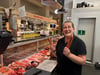 Sabine Krause betreibt in der Markthalle Stuttgart den Stand Wurstliebe, den es schon seit mehr als 100 Jahren gibt. 