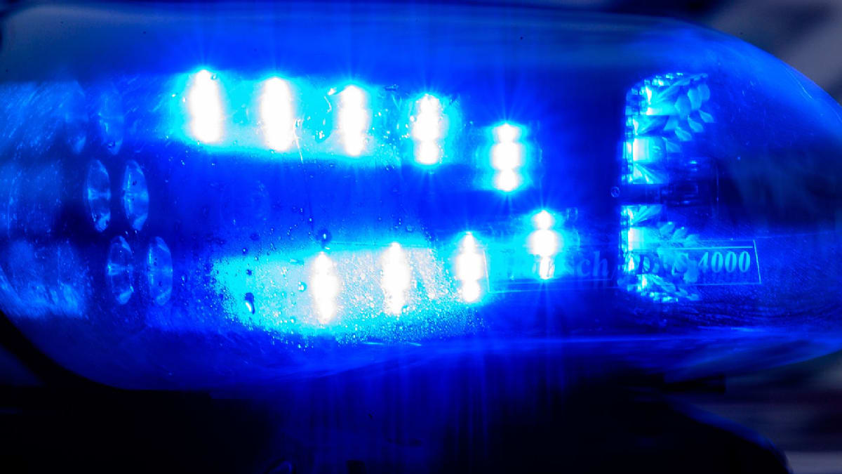 22-Jährige stürzt in Hamburg von Hausfassade