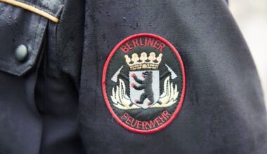 Archivbild: Wappen der Berliner Feuerwehr. (Quelle: dpa/Carstensen)
