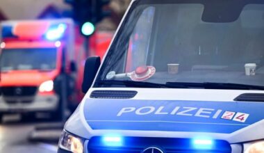 Symbolbild: Ein Polizeiauto und ein Rettungswagen mit Blaulicht. (Quelle: dpa/Kalaene)