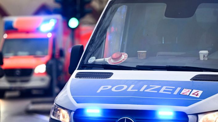 Symbolbild: Ein Polizeiauto und ein Rettungswagen mit Blaulicht. (Quelle: dpa/Kalaene)
