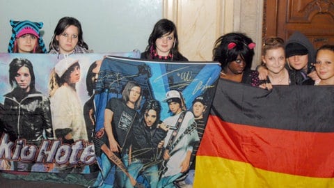 Französische Fans von Tokio Hotel, die 2008 mehrere Tage auf vor dem Hotel der Band warteten