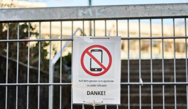 Baden-Württemberg, Stuttgart ein Handyverbotsschild hängt am Schulzaun